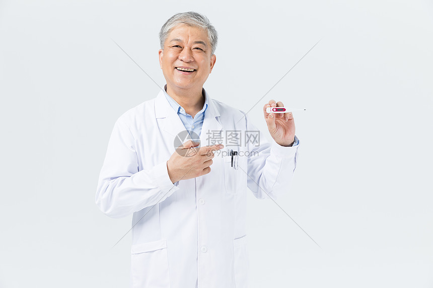 老年男性医生拿假牙图片