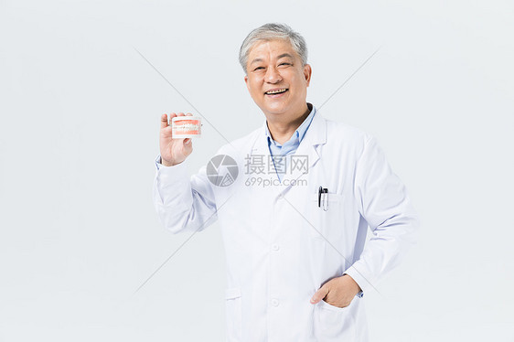 老年男性医生拿假牙图片