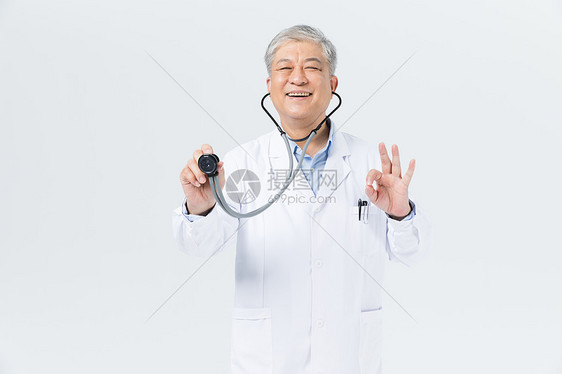 老年男性医生听诊器形象图片