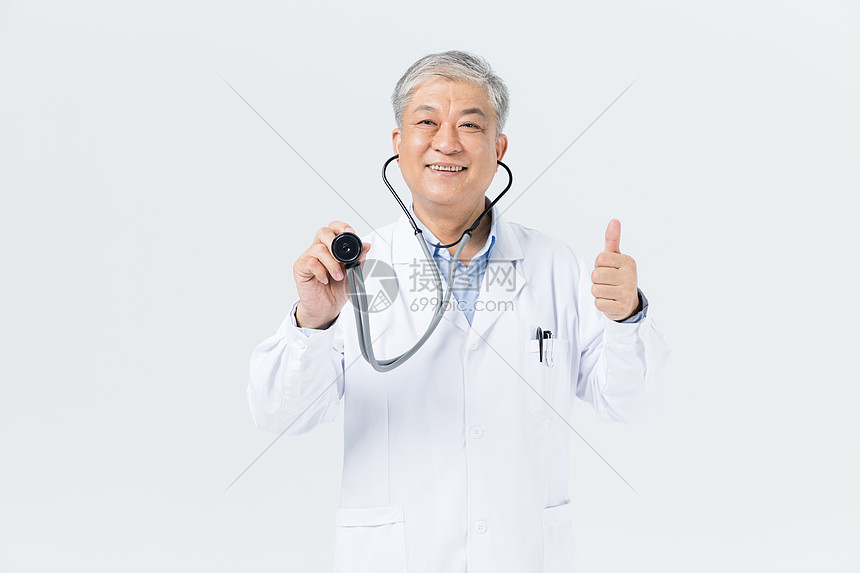 老年男性医生听诊器形象图片