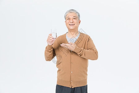 老年男性喝酒形象背景图片