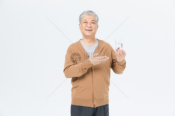 老年男性喝酒形象图片