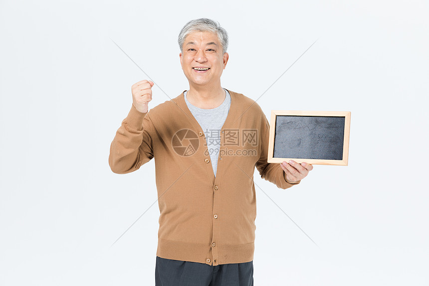 老年男性拿小黑板图片