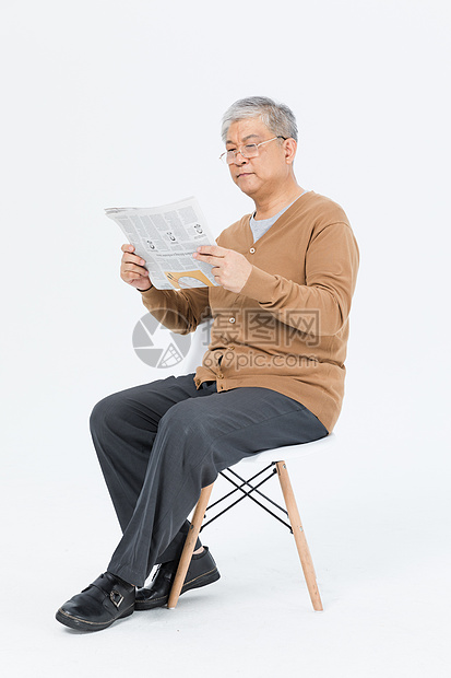 老年人看报纸图片
