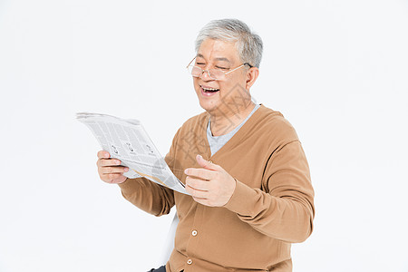 居家学习老年人戴眼镜看报纸背景
