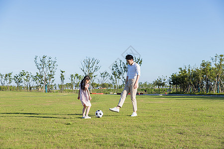 公园父女踢球背景图片