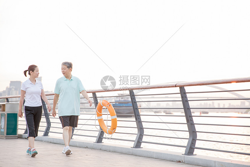 照片 人物情感 散步 老年夫妇运动散步.