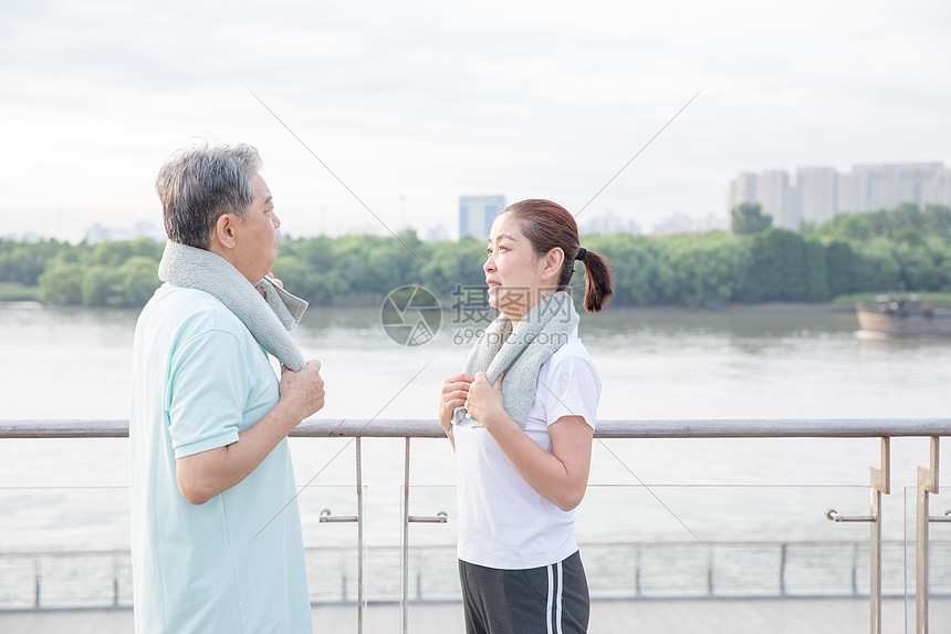 老年夫妇运动擦汗图片