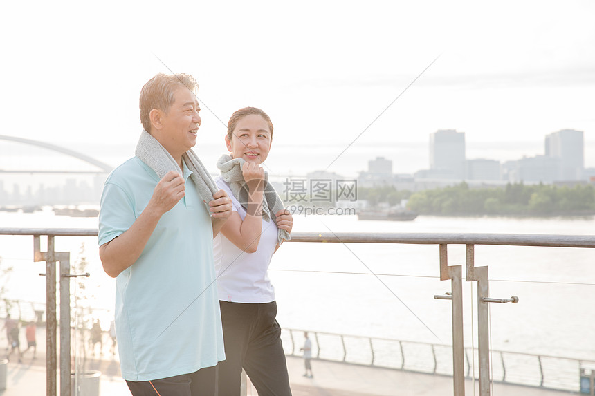 老年夫妇运动擦汗图片