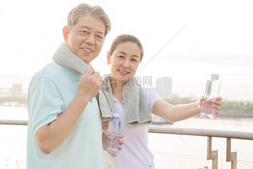 老年夫妇运动擦汗图片