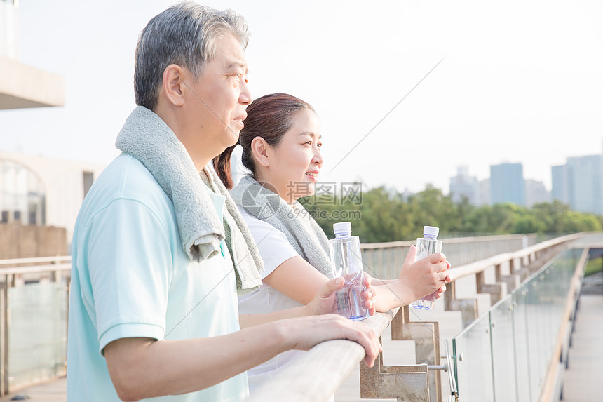 老年夫妇运动擦汗图片