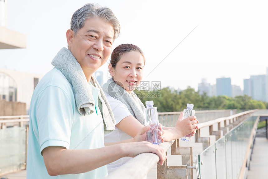 老年夫妇运动擦汗图片