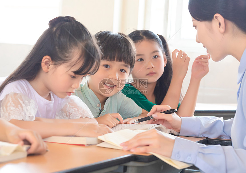 课堂上的小学生们图片