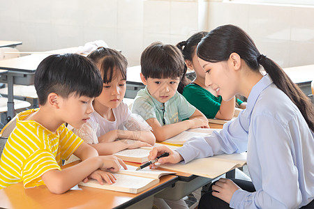 同步辅导课堂上的小学生们背景