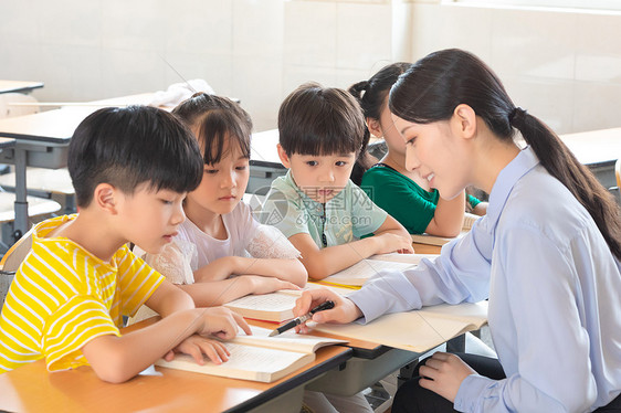 课堂上的小学生们图片