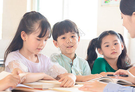 课堂上的小学生们背景