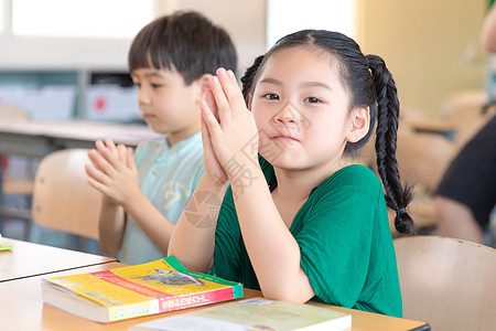 学校展板小学生认真听课背景