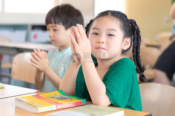 小学生认真听课图片