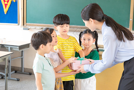 收到礼物的老师小学生送老师礼物背景