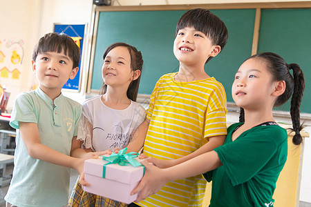 收到礼物的老师小学生送老师礼物背景