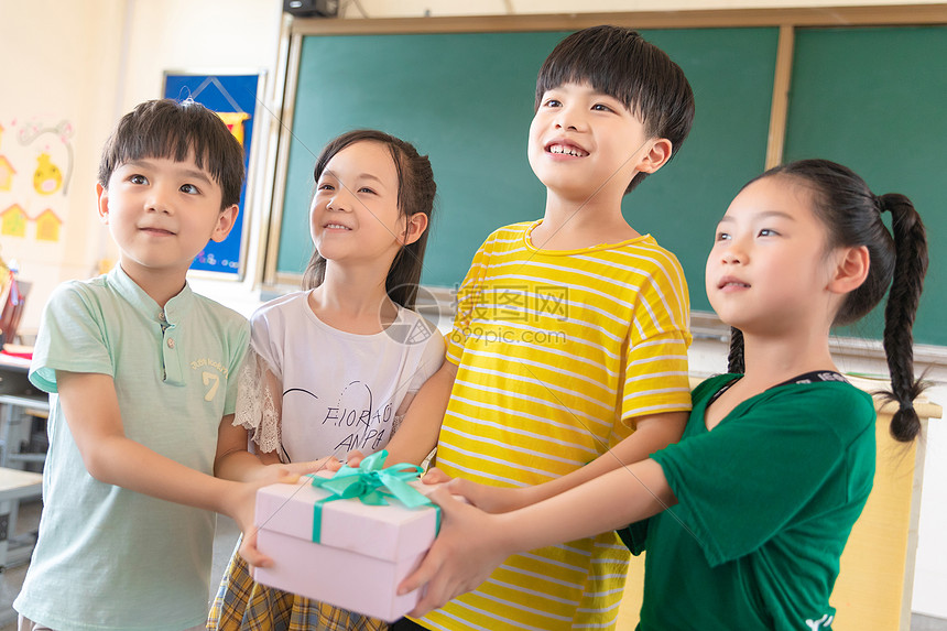 小学生送老师礼物图片