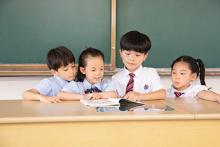 小学生课堂看书图片