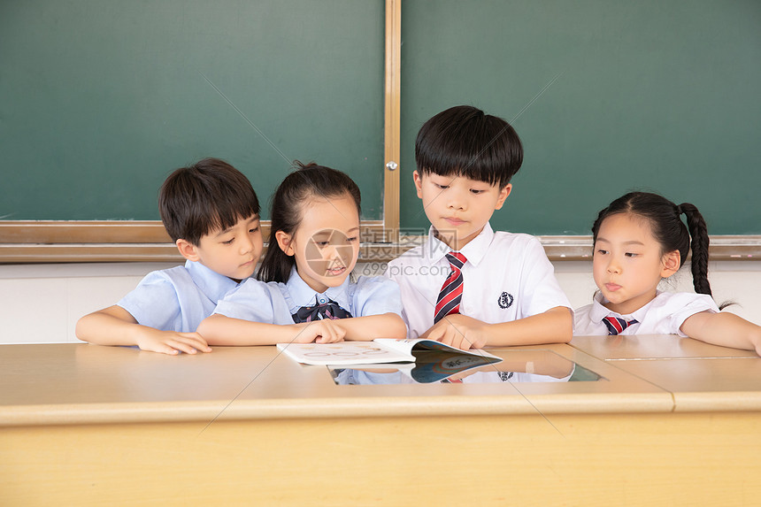 小学生课堂看书图片