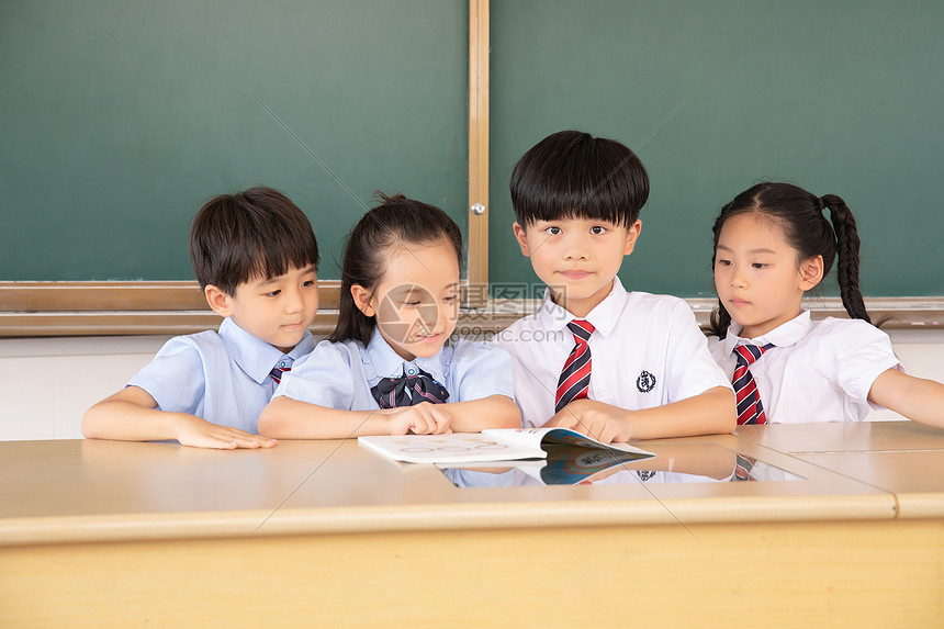 小学生课堂看书图片