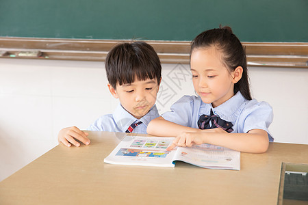 孩子学习小学生在课堂看书背景