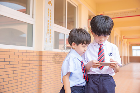 学校建筑小学生使用手机背景