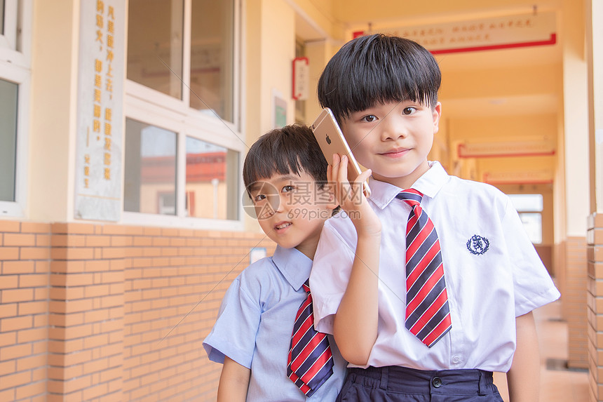 小学生听手机图片