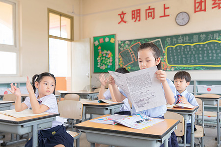 小学生展示试卷高清图片