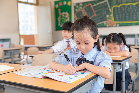 小学生写功课图片