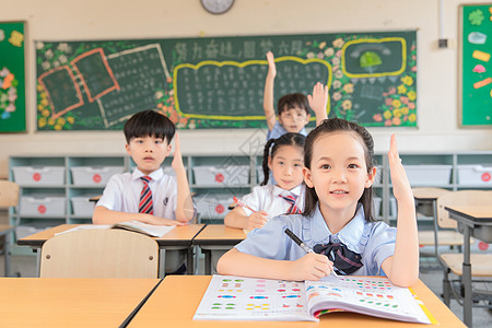 小学生举手老师教育学生高清图片