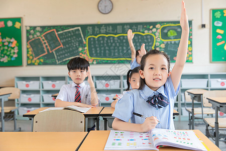 小学生举手教室中的学生高清图片