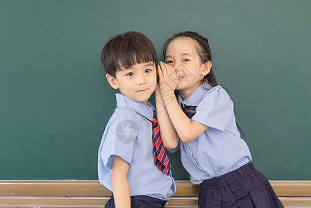 小学生说悄悄话图片