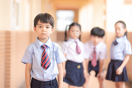 小学生伤心难过图片