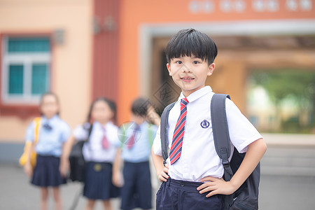 小学生上学车上孩子高清图片