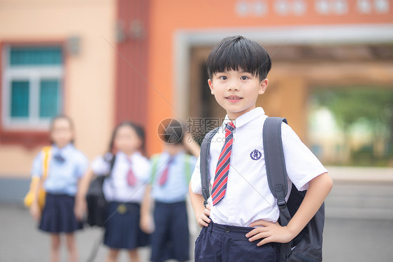 小学生上学图片