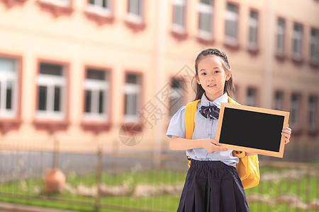 开学典礼小学生拿黑板背景