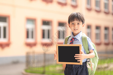 开学了小学生拿黑板背景