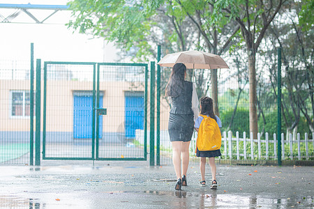 雨天看书妈妈送孩子上学背景