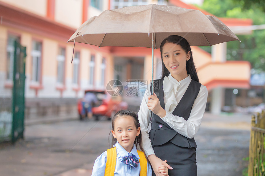 上学途中图片