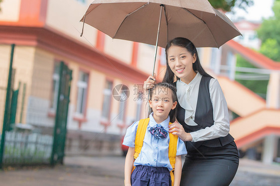 妈妈接孩子放学图片