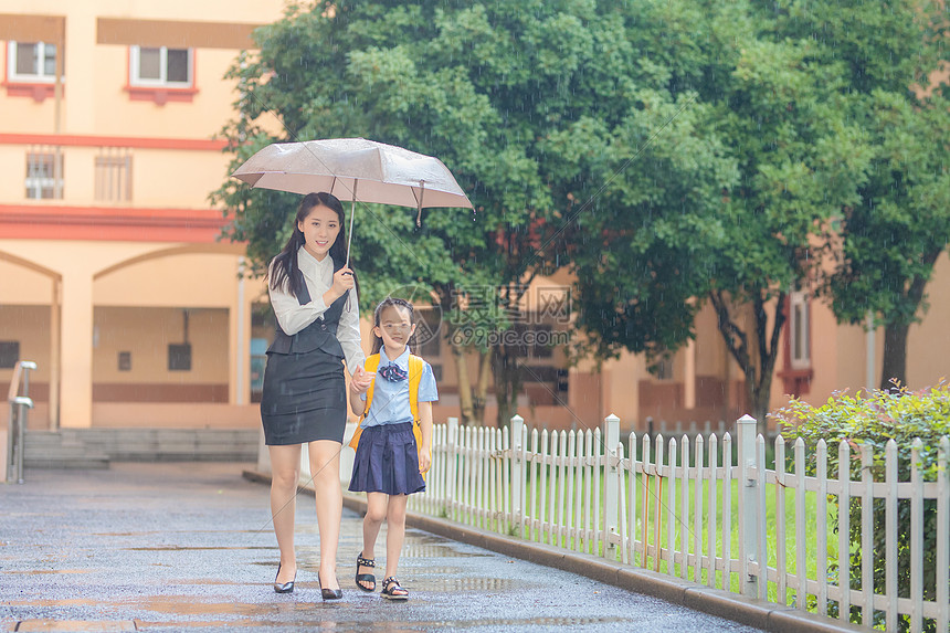 妈妈送孩子上学