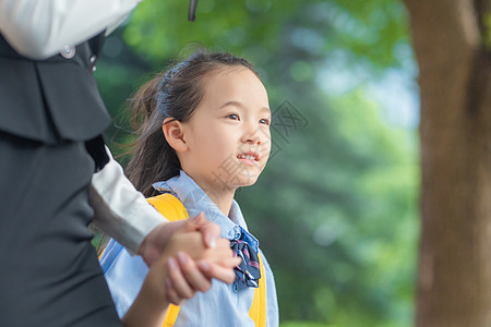 雨天看书妈妈送孩子上学背景