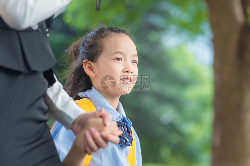 妈妈送孩子上学图片