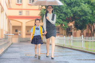 妈妈送孩子上学图片