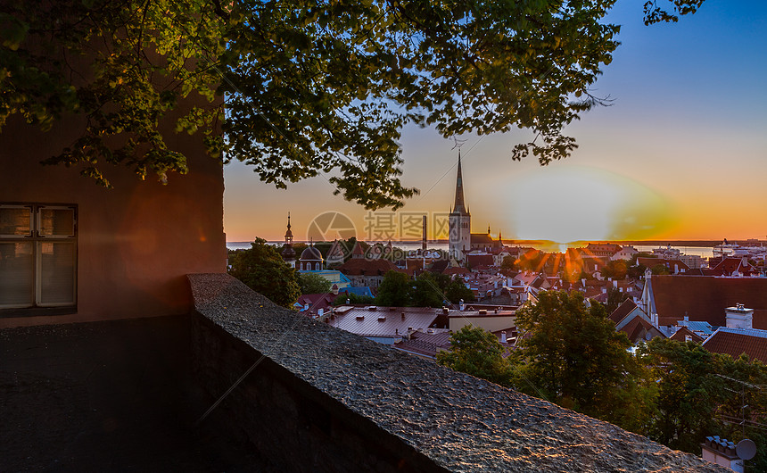 爱沙尼亚首都塔林中世纪老城美丽的日出图片
