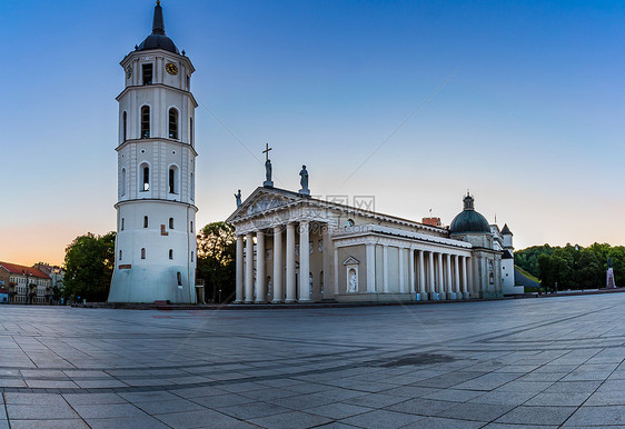 立陶宛首都维尔纽斯著名景点维尔纽斯大教堂全景图图片